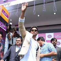 Allu Arjun - Allu Arjun Launches Lot Mobiles at Vijayawada