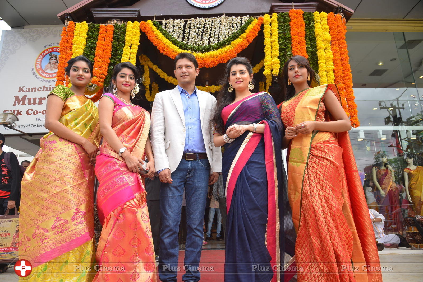 Archana - Archana Launches Srinivasa Textiles Photos | Picture 1088444