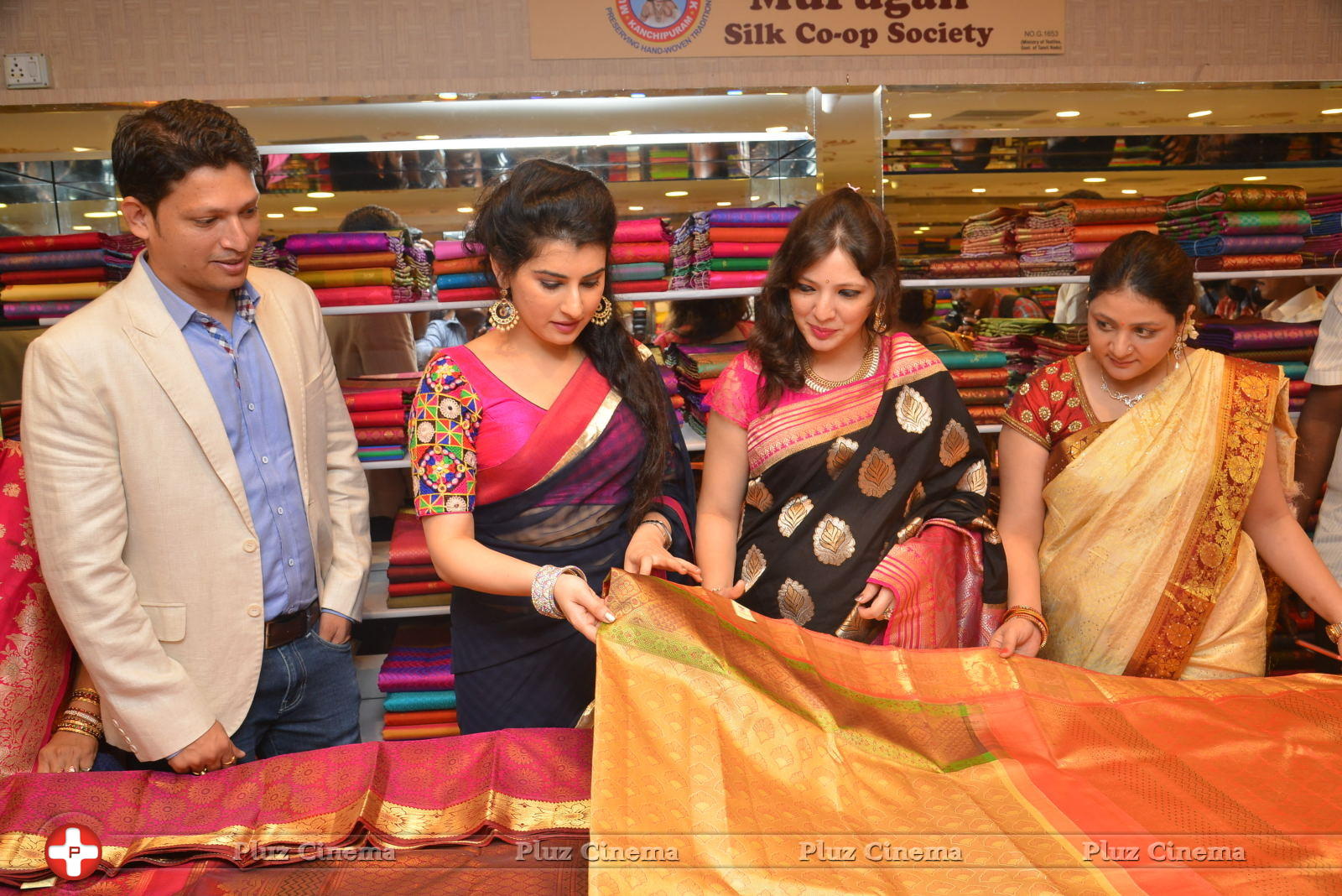 Archana - Archana Launches Srinivasa Textiles Photos | Picture 1088462