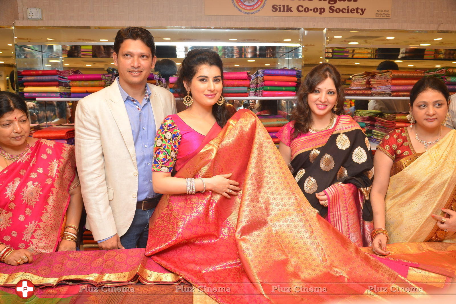 Archana - Archana Launches Srinivasa Textiles Photos | Picture 1088463