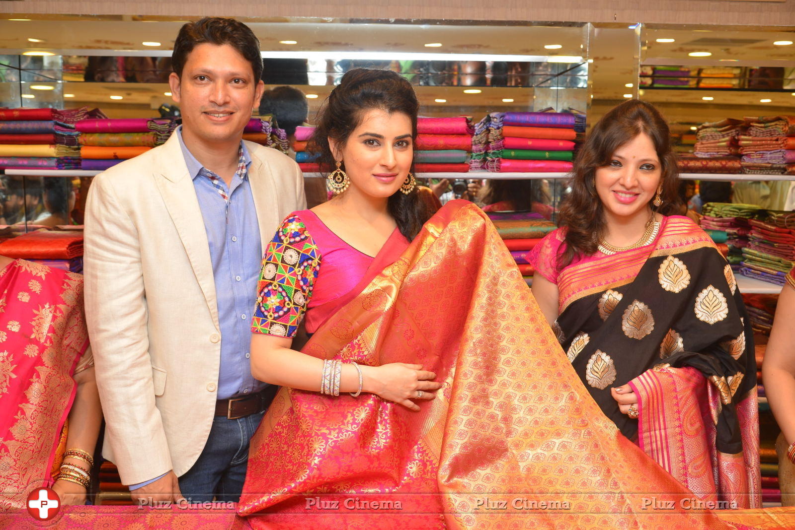 Archana - Archana Launches Srinivasa Textiles Photos | Picture 1088464