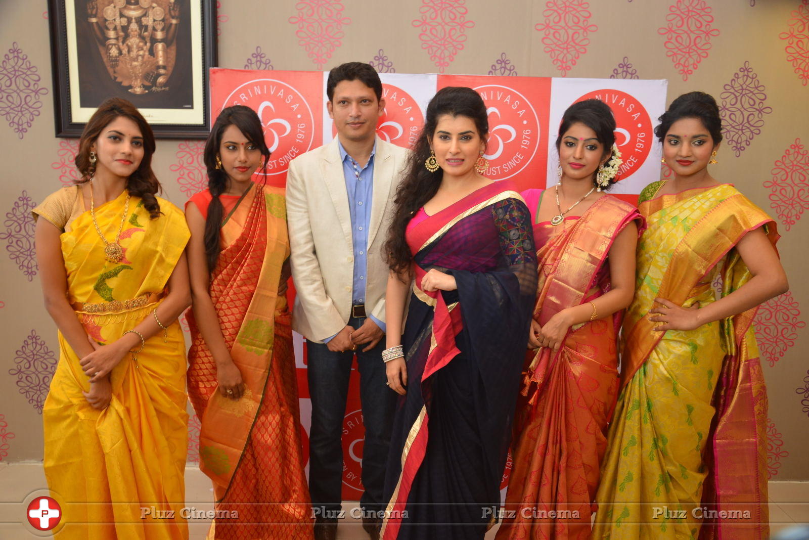 Archana - Archana Launches Srinivasa Textiles Photos | Picture 1088481