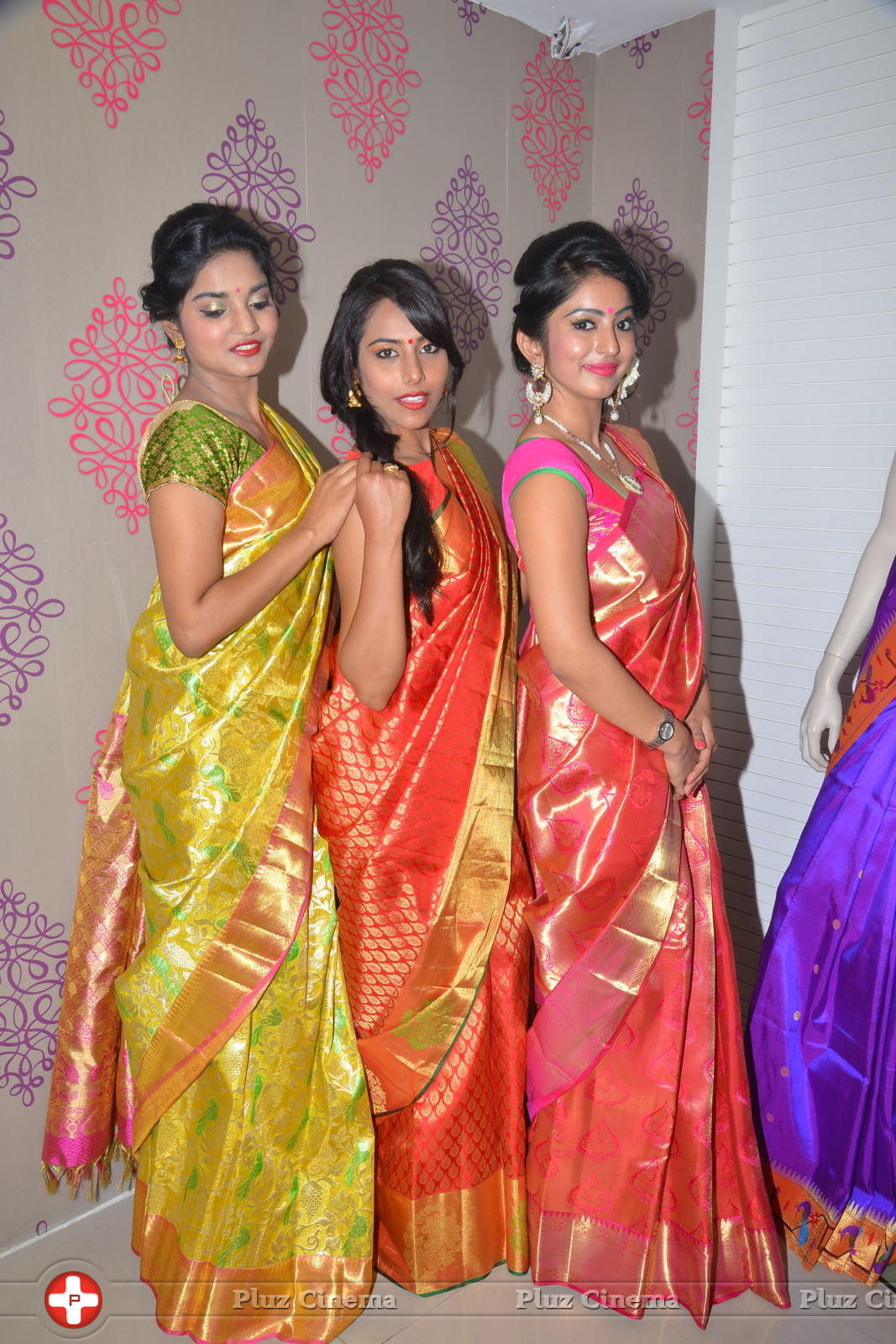 Archana - Archana Launches Srinivasa Textiles Photos | Picture 1088483