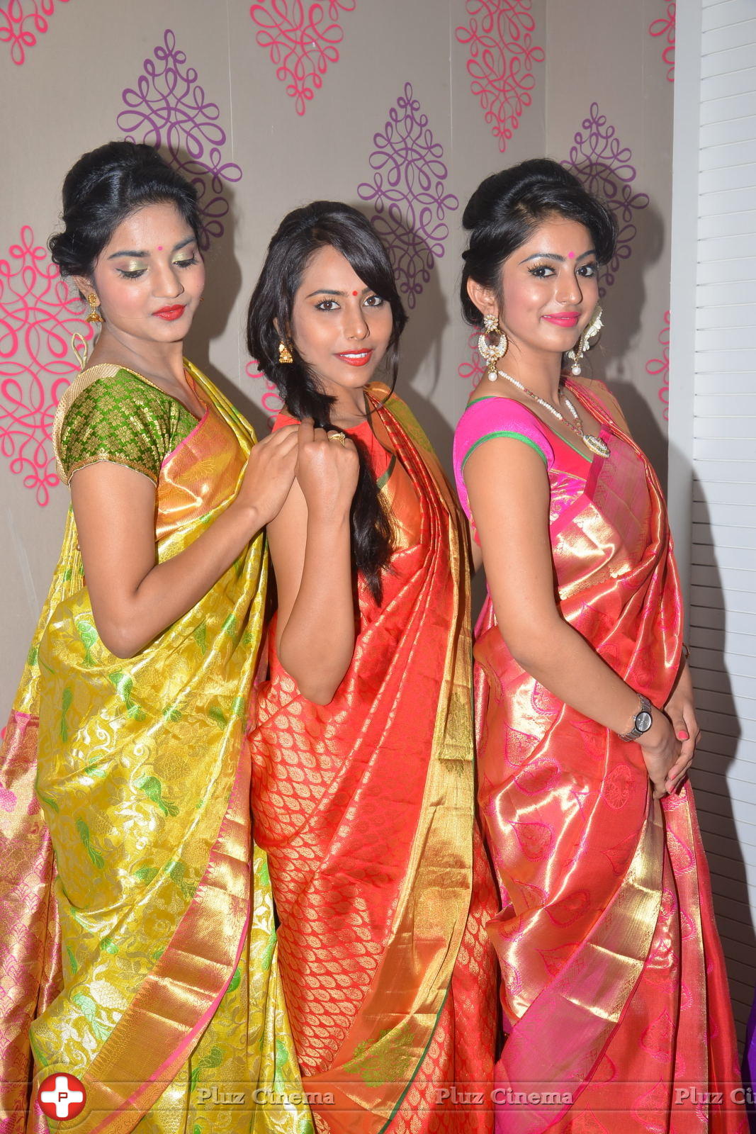 Archana - Archana Launches Srinivasa Textiles Photos | Picture 1088484