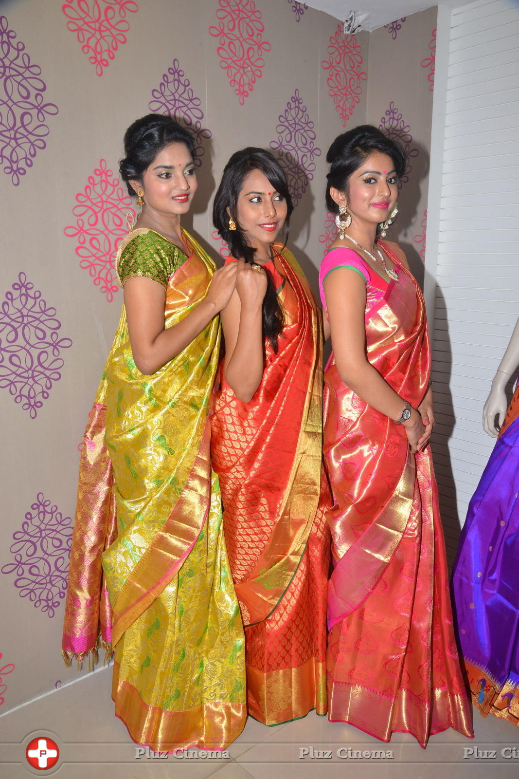 Archana - Archana Launches Srinivasa Textiles Photos | Picture 1088485