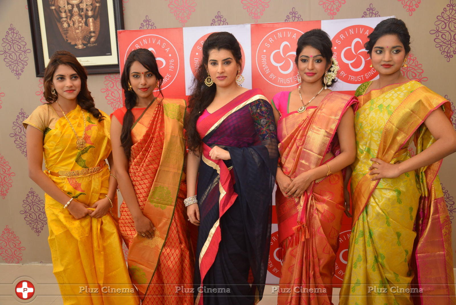 Archana - Archana Launches Srinivasa Textiles Photos | Picture 1088502