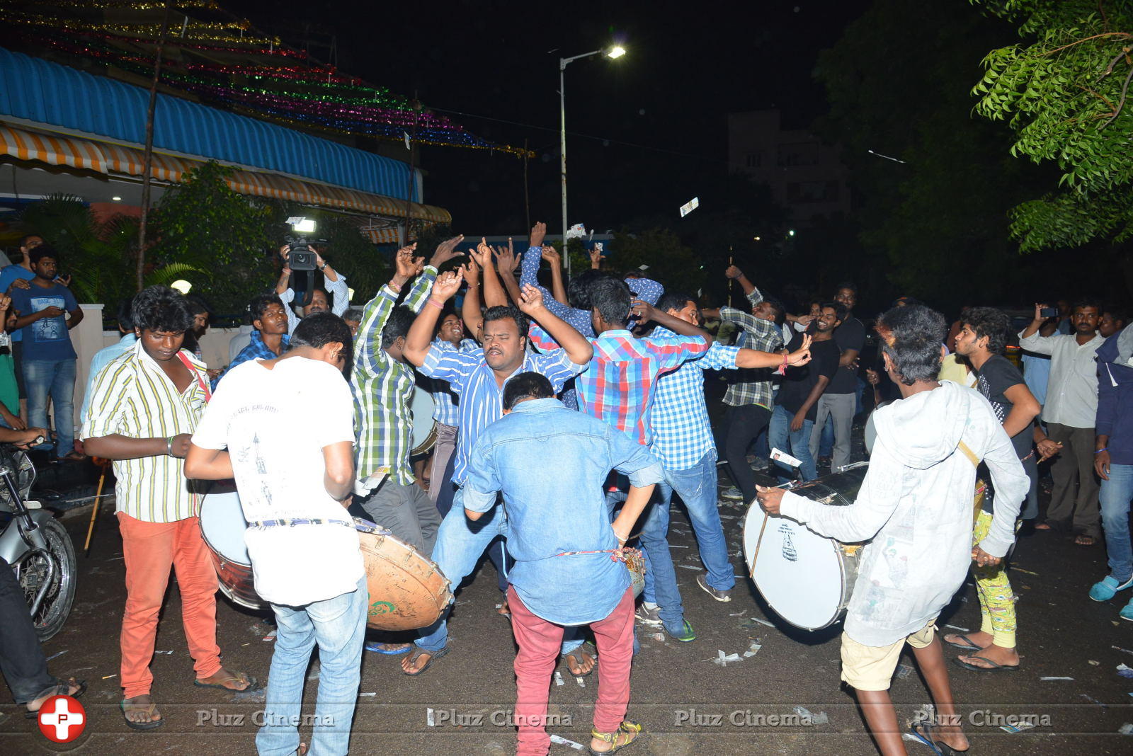 Srimanthudu Movie Theater Coverage Photos | Picture 1090496