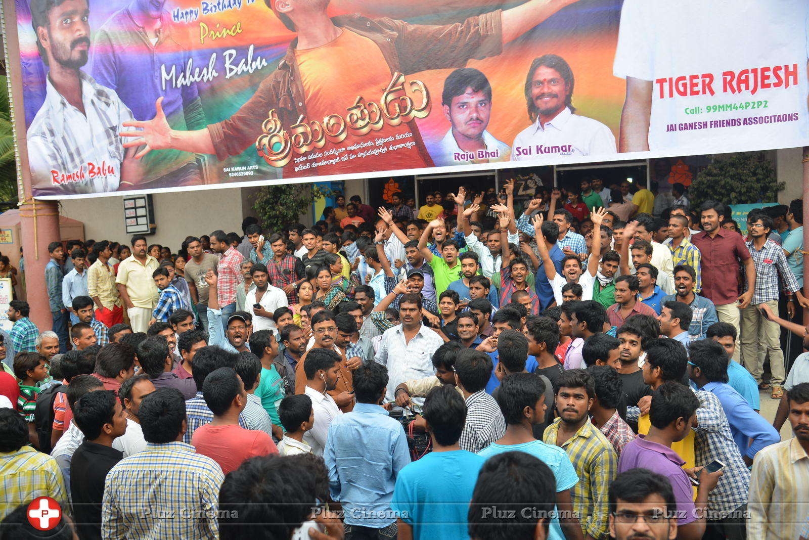 Srimanthudu Movie Theater Coverage Photos | Picture 1090509