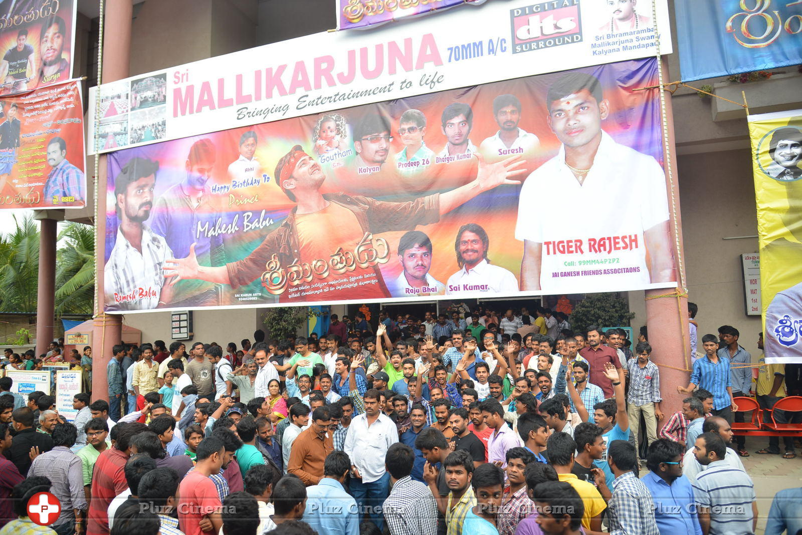 Srimanthudu Movie Theater Coverage Photos | Picture 1090510