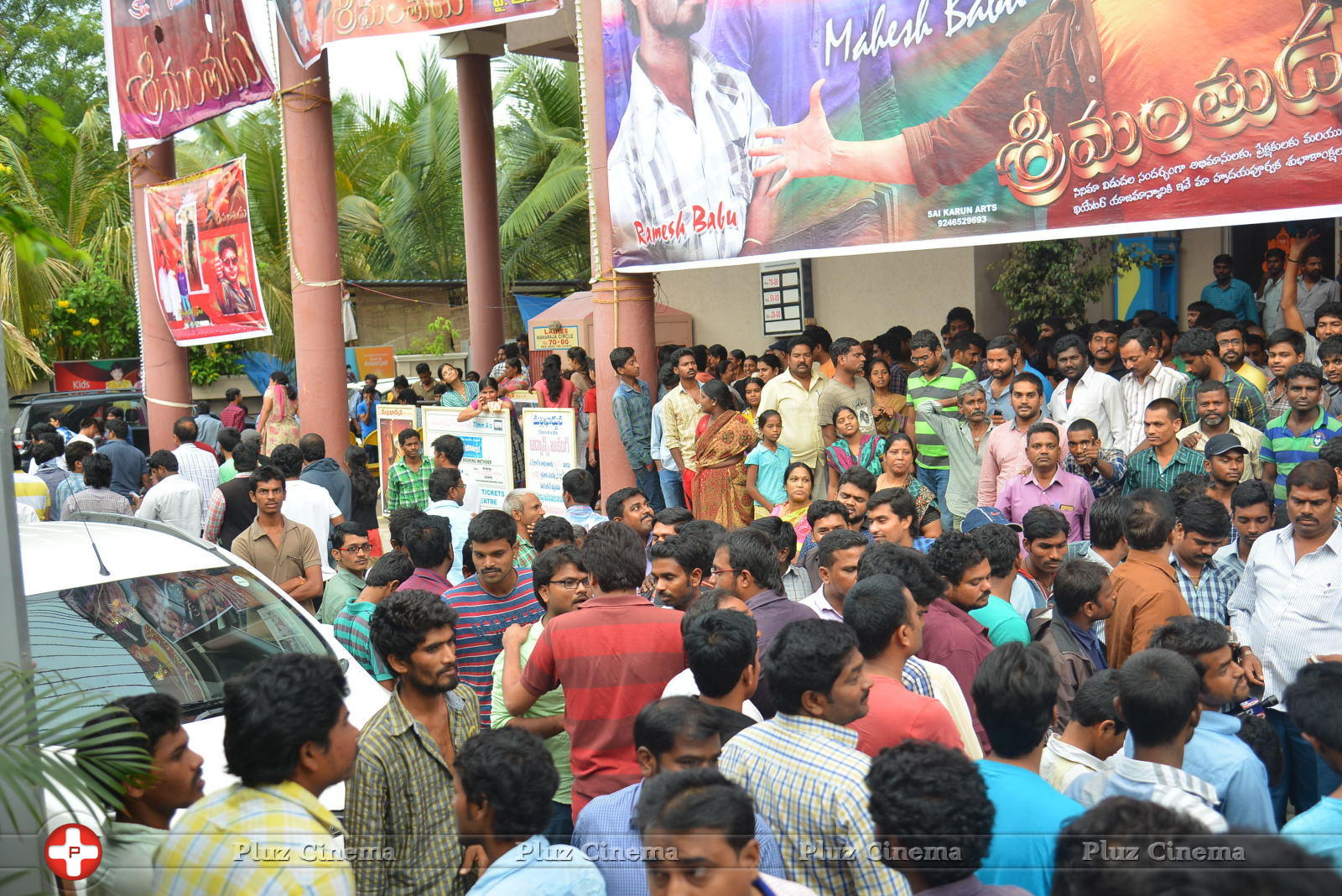 Srimanthudu Movie Theater Coverage Photos | Picture 1090512