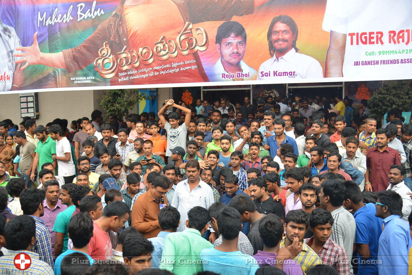 Srimanthudu Movie Theater Coverage Photos | Picture 1090513