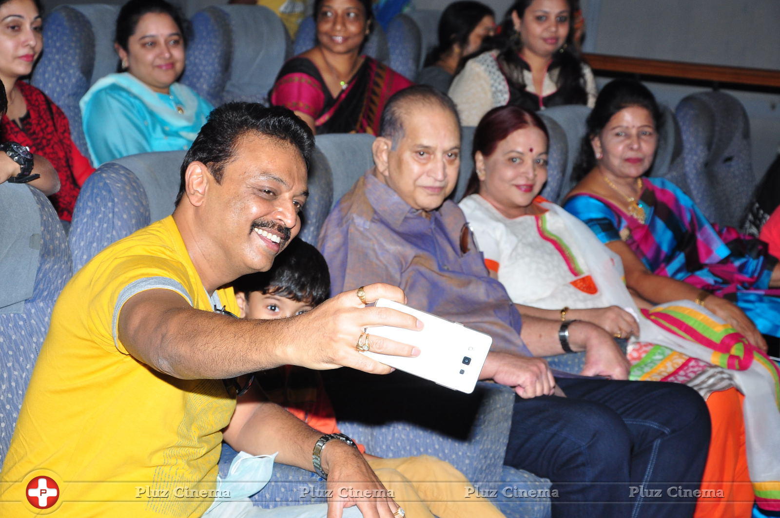 Super Star Krishna at Srimanthudu Movie Screening Stills | Picture 1090671