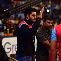 Abhishek Bachchan - Chiranjeevi and Abhishek Bachchan at PRO Kabaddi Match Photos | Picture 1091355