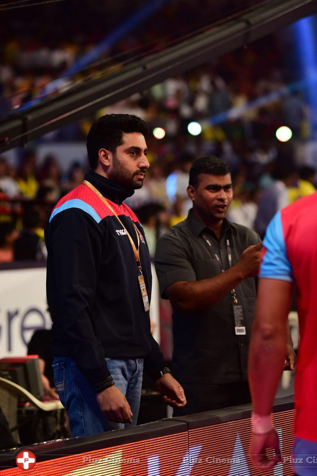 Abhishek Bachchan - Chiranjeevi and Abhishek Bachchan at PRO Kabaddi Match Photos | Picture 1091354