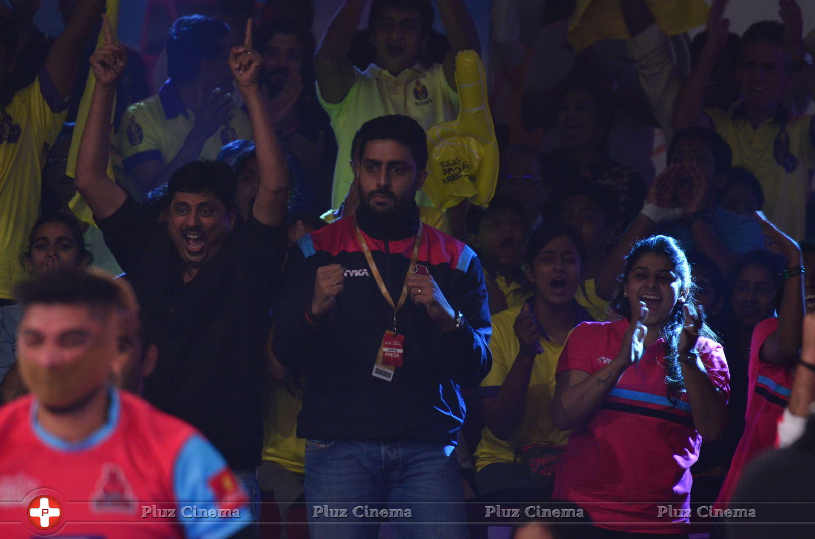 Abhishek Bachchan - Chiranjeevi and Abhishek Bachchan at PRO Kabaddi Match Photos | Picture 1091358