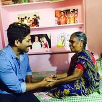 Allu Arjun met his terminally ill fan at Vijayawada Photos | Picture 1178196