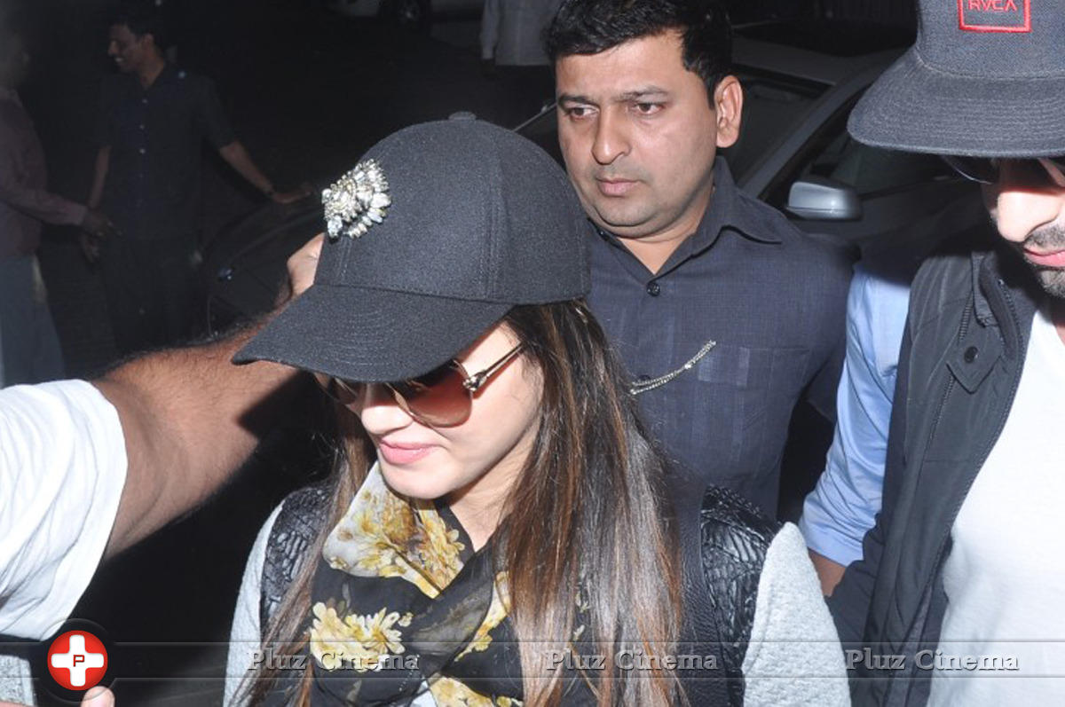 Sunny Leone - Sunny Leone Arrived Hyderabad for New Year Bash Stills | Picture 923869