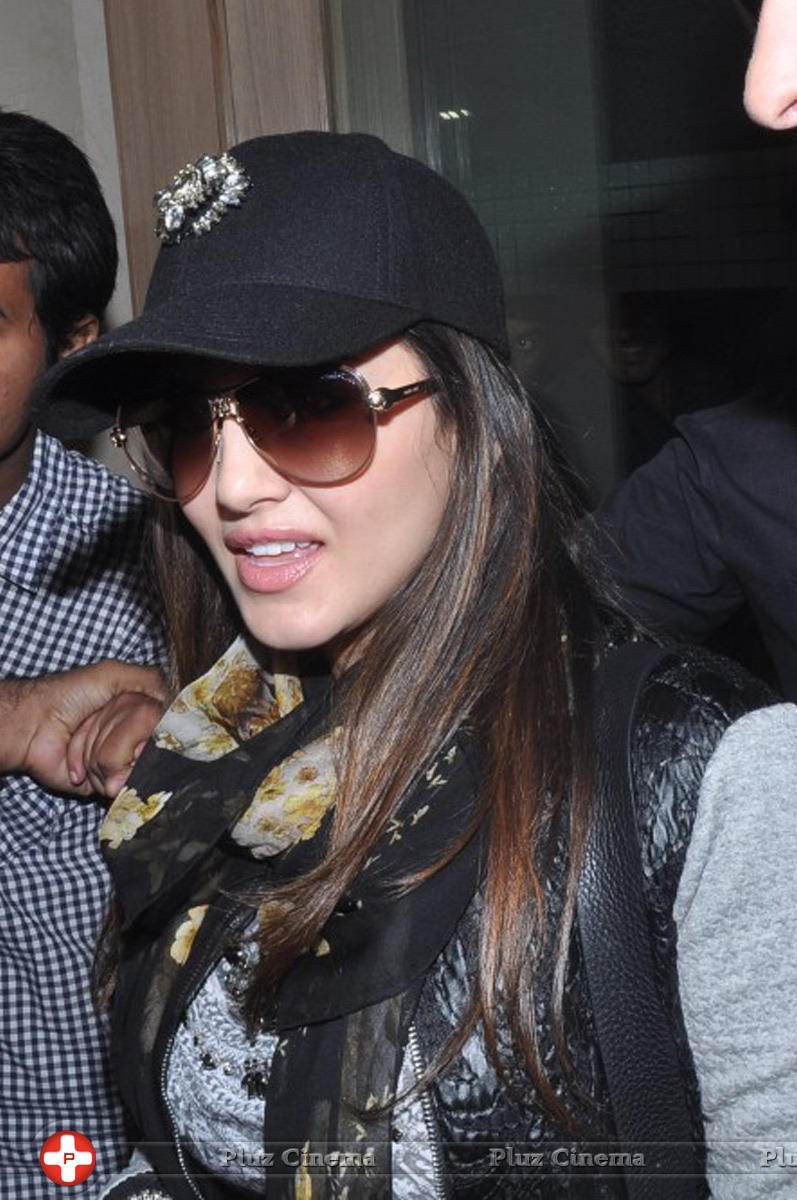 Sunny Leone - Sunny Leone Arrived Hyderabad for New Year Bash Stills | Picture 923883