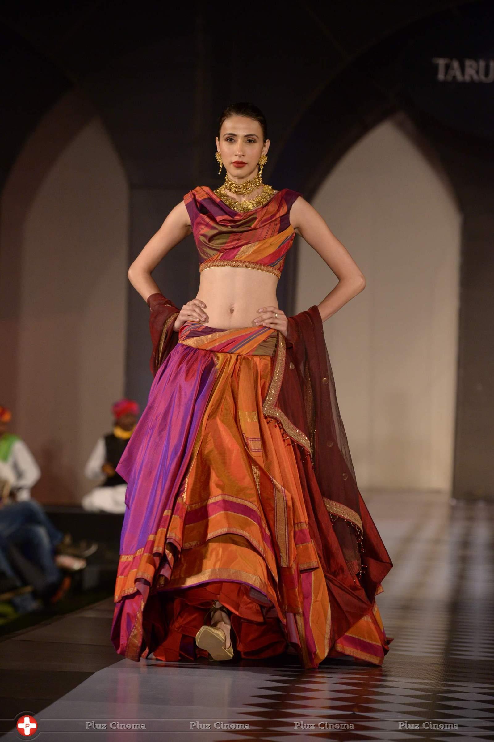 Lisa Haydon walks for Tarun Tahiliani Azva show in Hyderabad | Picture 936154