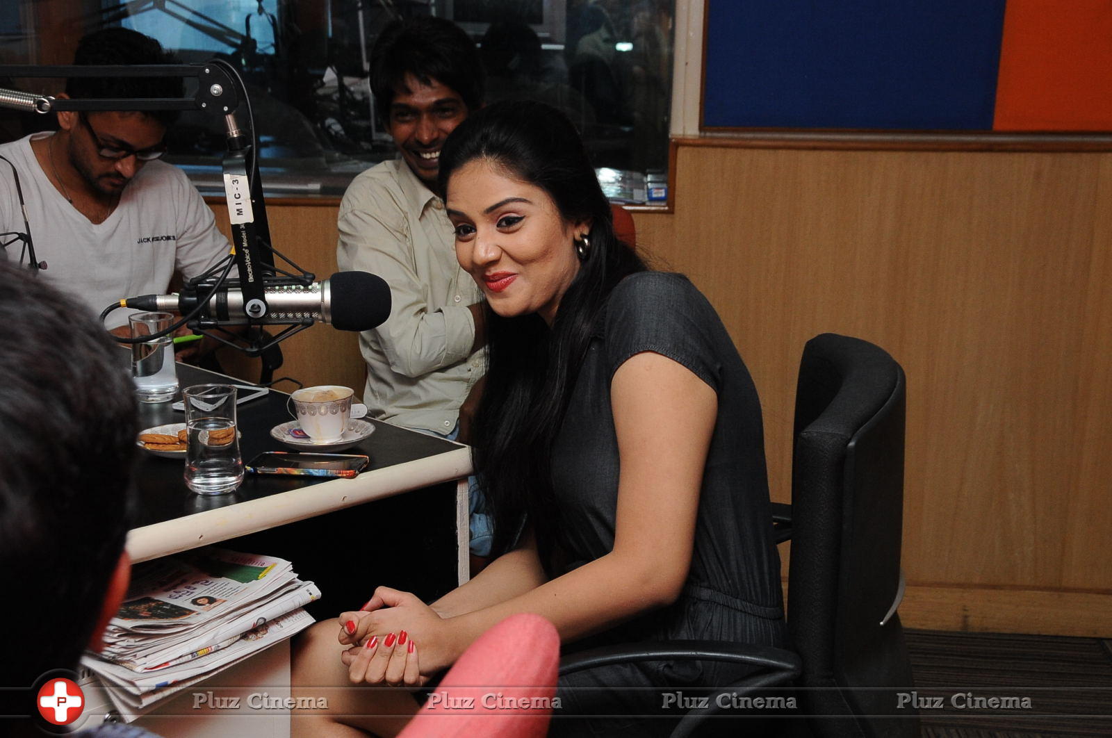 Sreemukhi - Dhanalakshmi Talupu Tadithey Movie Team at Radio City Photos | Picture 1077557