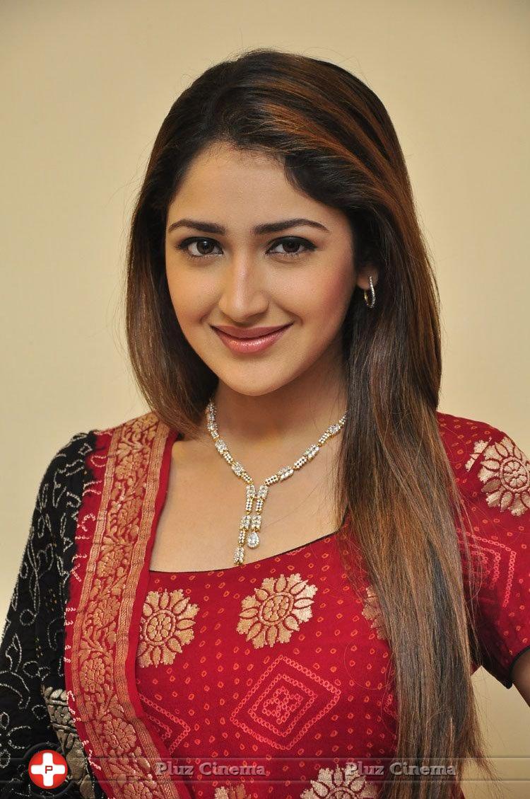 Sayesha Saigal Cute Gallery | Picture 1157993
