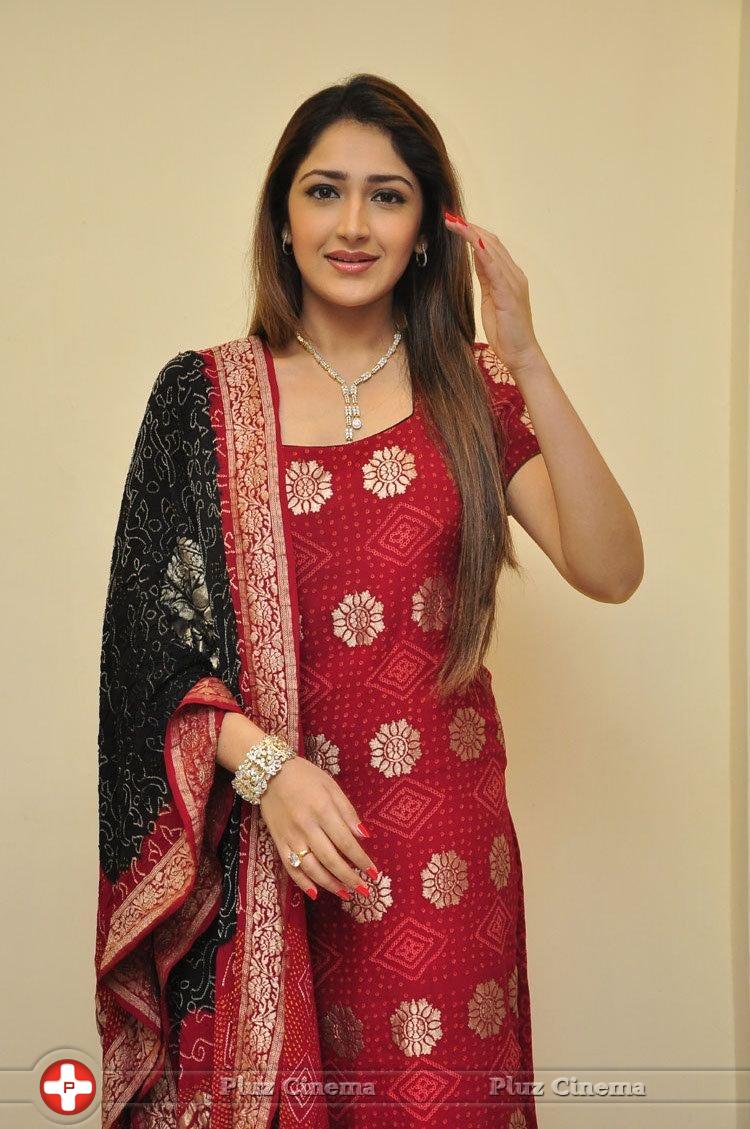 Sayesha Saigal Cute Gallery | Picture 1157995
