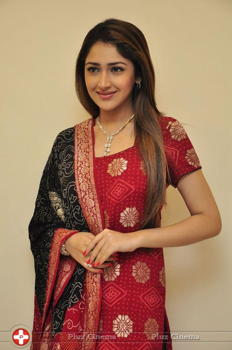 Sayesha Saigal Cute Gallery | Picture 1158023