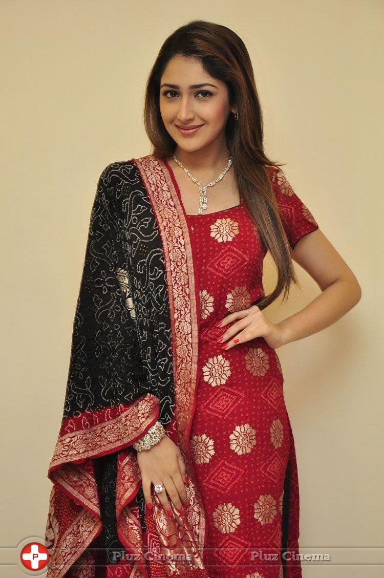 Sayesha Saigal Cute Gallery | Picture 1158024