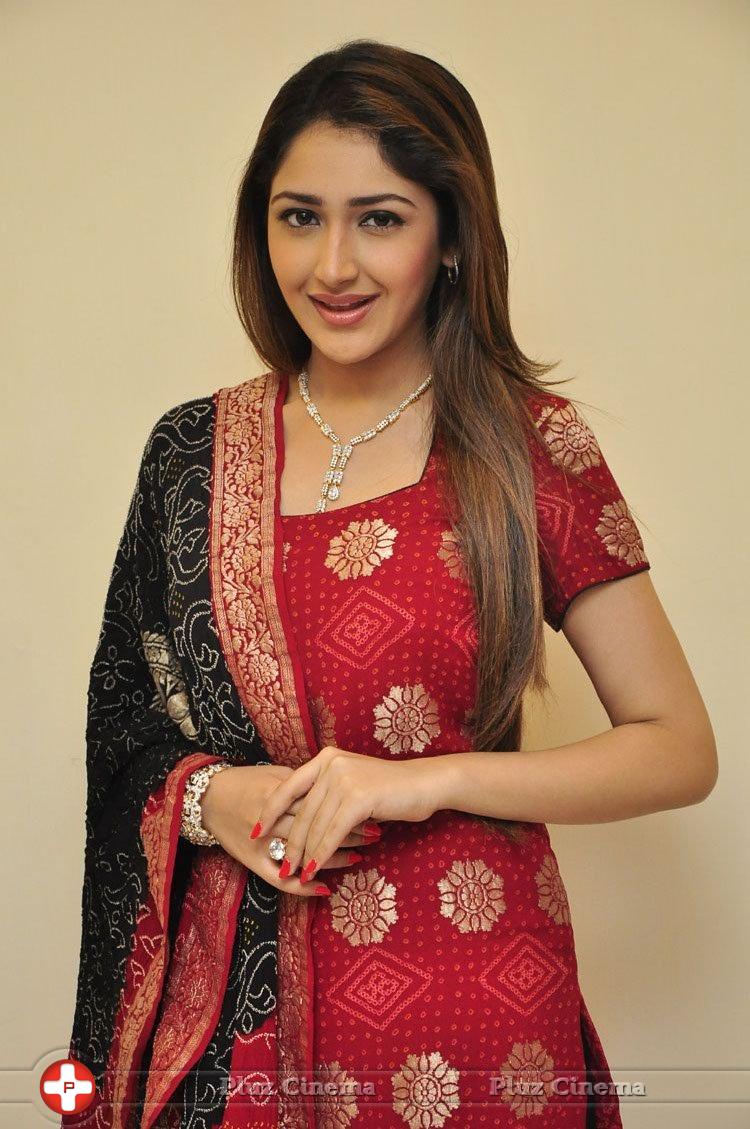Sayesha Saigal Cute Gallery | Picture 1158070
