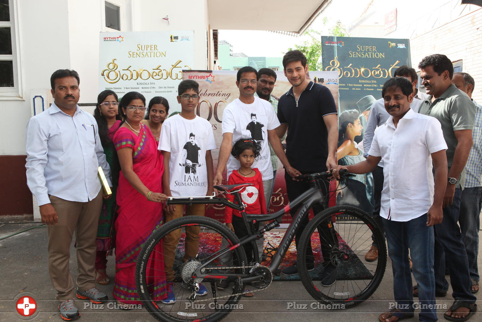 Mahesh Babu Presents Srimanthudu Cycle to Contest Winner Photos | Picture 1161500