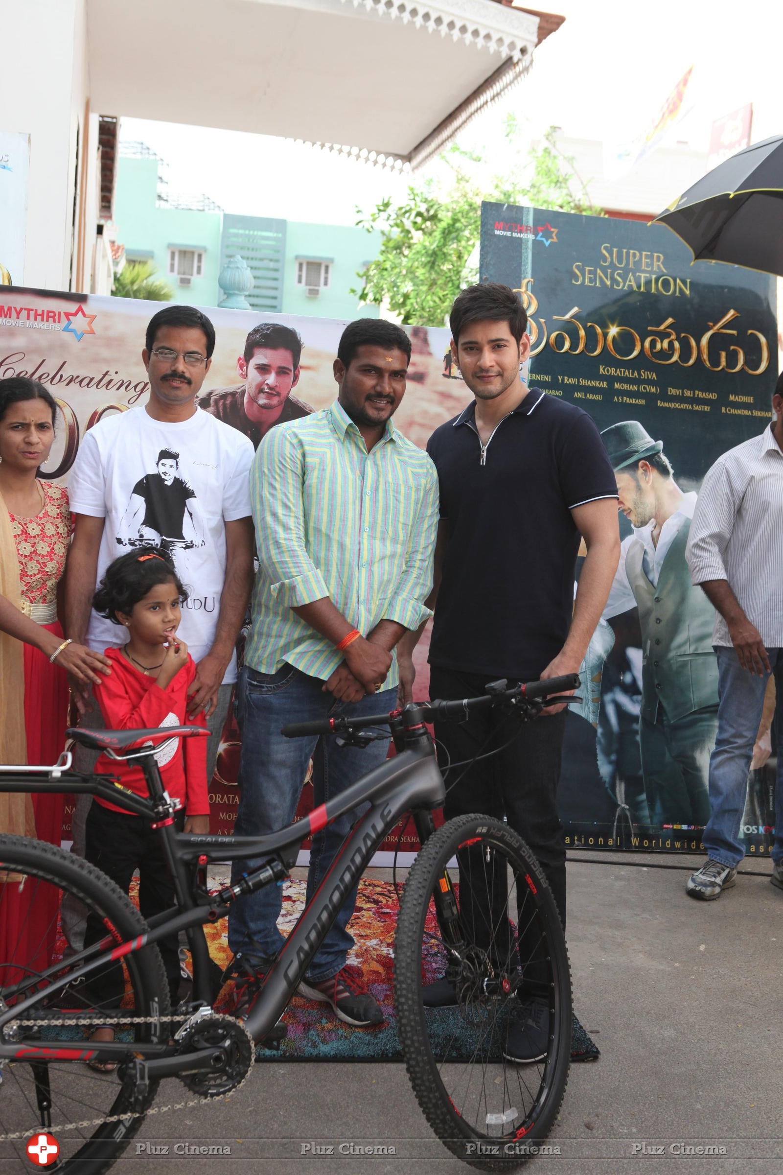 Mahesh Babu Presents Srimanthudu Cycle to Contest Winner Photos | Picture 1161505