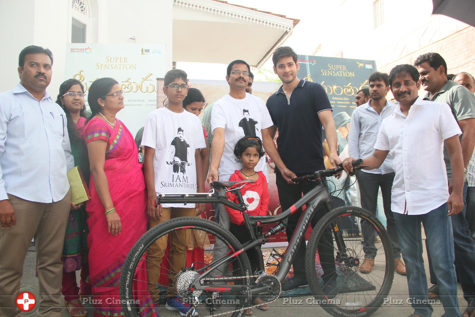 Mahesh Babu Presents Srimanthudu Cycle to Contest Winner Photos | Picture 1161508