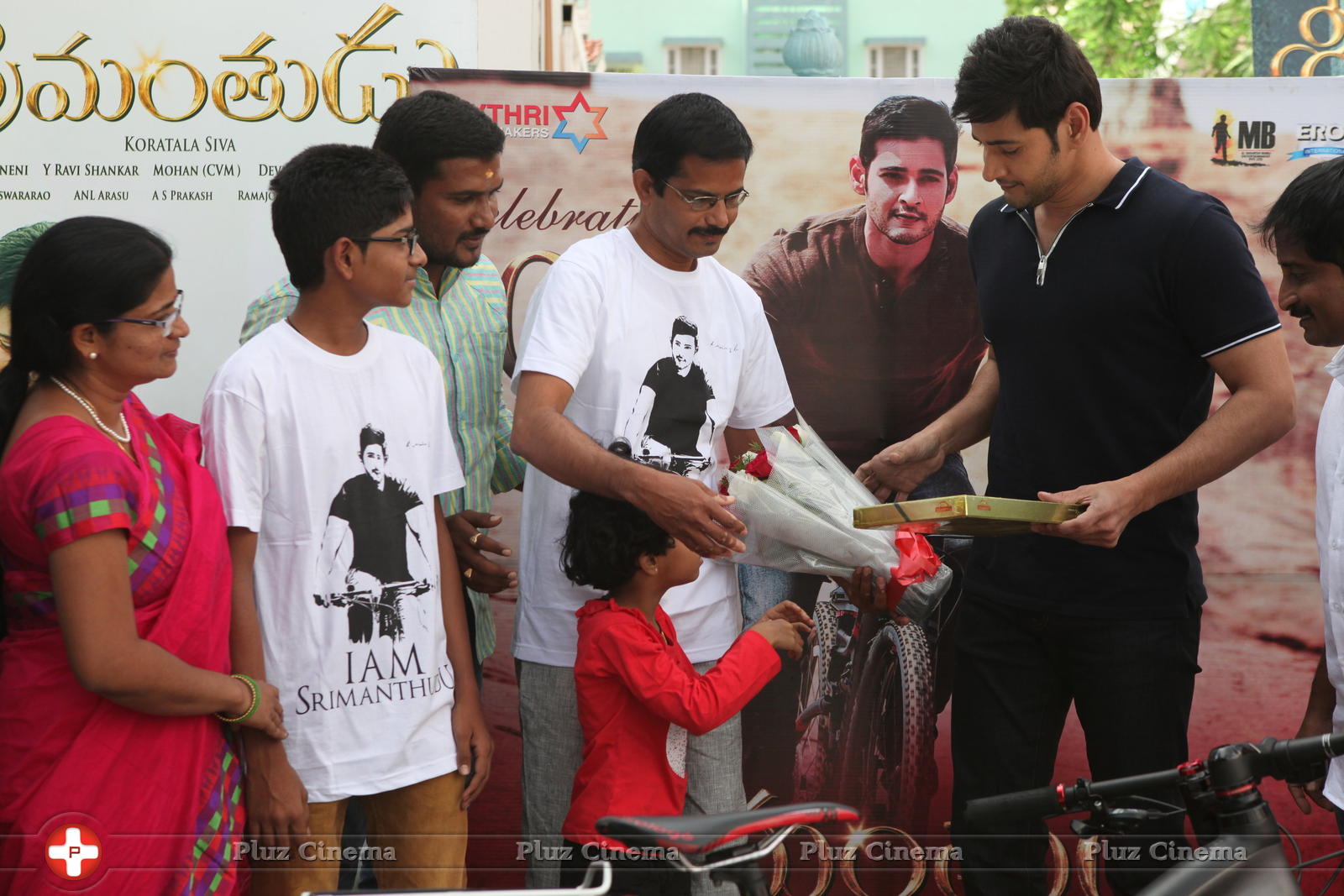 Mahesh Babu Presents Srimanthudu Cycle to Contest Winner Photos | Picture 1161510