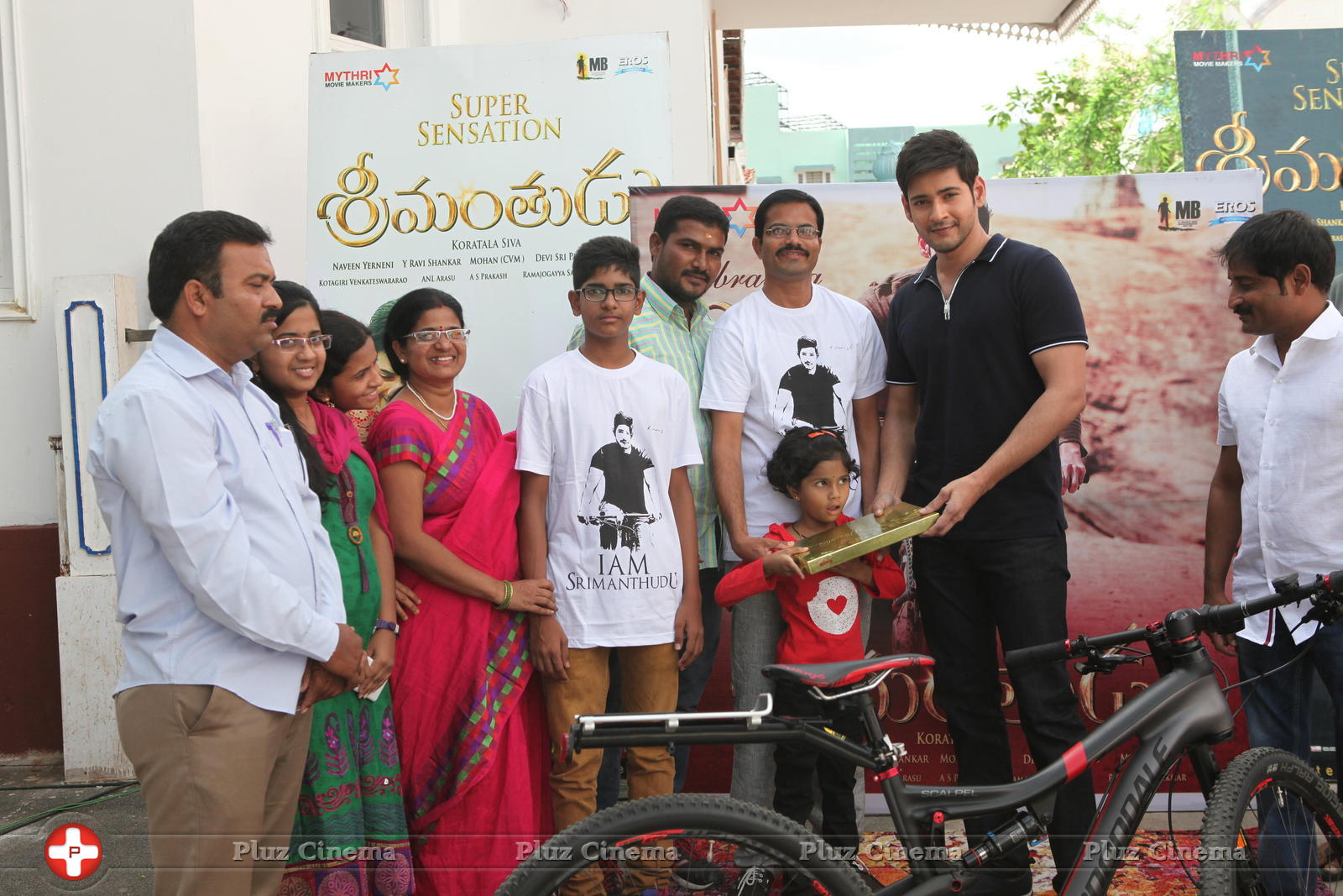 Mahesh Babu Presents Srimanthudu Cycle to Contest Winner Photos | Picture 1161513