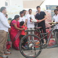 Mahesh Babu Presents Srimanthudu Cycle to Contest Winner Photos | Picture 1161502