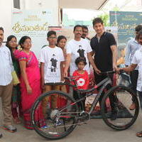Mahesh Babu Presents Srimanthudu Cycle to Contest Winner Photos | Picture 1161504