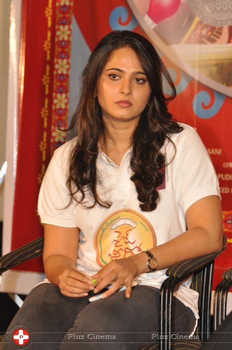 Anushka Shetty at Size Zero Movie 1 KG Gold Contest Press Meet Photos | Picture 1166015