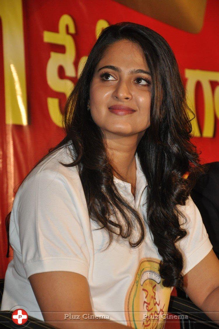 Anushka Shetty at Size Zero Movie 1 KG Gold Contest Press Meet Photos | Picture 1166042