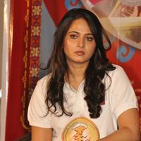 Anushka Shetty at Size Zero Movie 1 KG Gold Contest Press Meet Photos | Picture 1166016