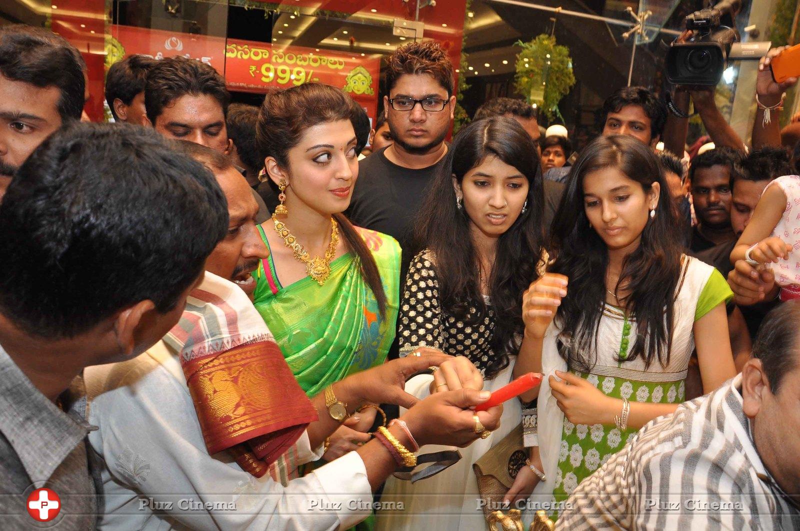Pranitha Subhash Launches Saree Niketan Showroom in Nalgonda | Picture 1129725