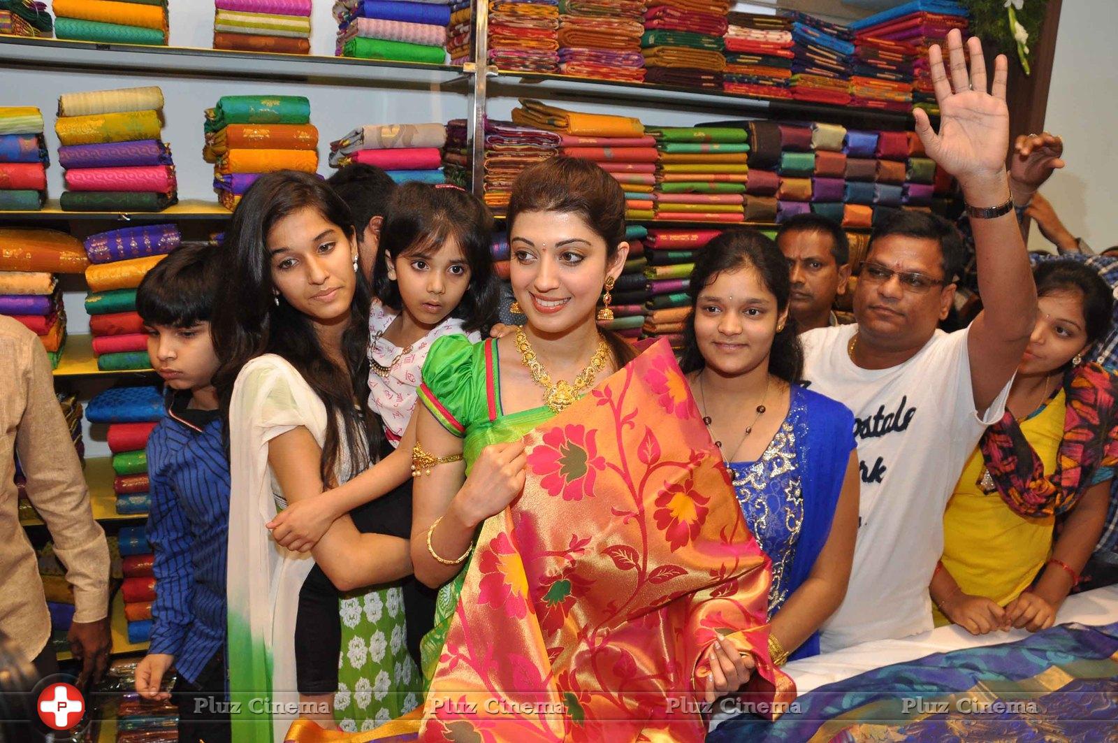 Pranitha Subhash Launches Saree Niketan Showroom in Nalgonda | Picture 1129734