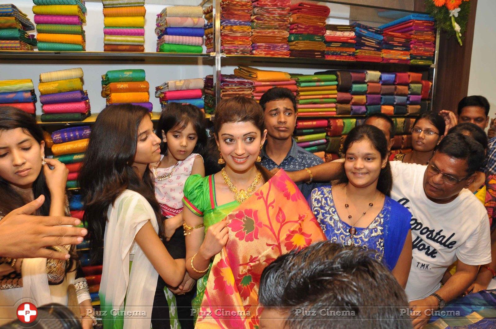 Pranitha Subhash Launches Saree Niketan Showroom in Nalgonda | Picture 1129735