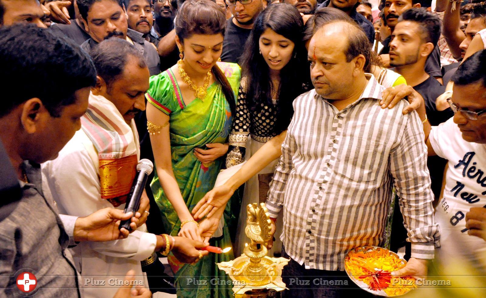 Pranitha Subhash Launches Saree Niketan Showroom in Nalgonda | Picture 1129739