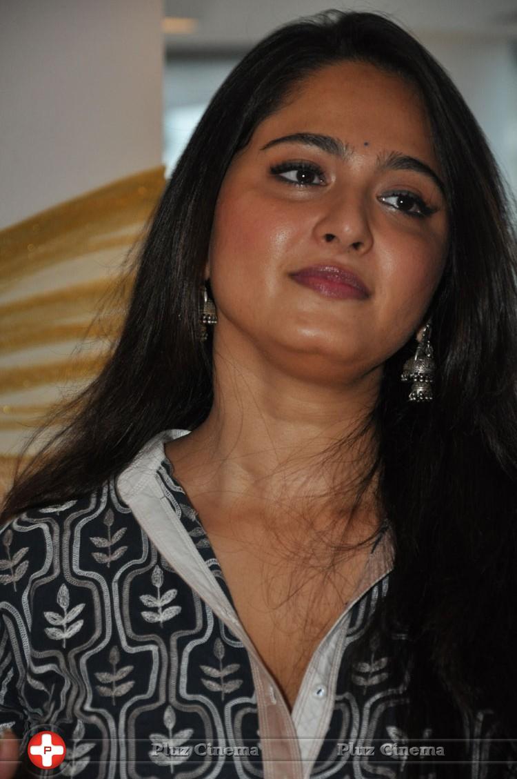 Anushka Shetty at Rudramadevi Movie Press Meet Photos | Picture 1130275