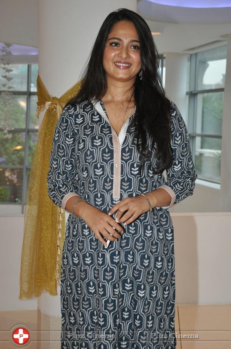 Anushka Shetty at Rudramadevi Movie Press Meet Photos | Picture 1130300