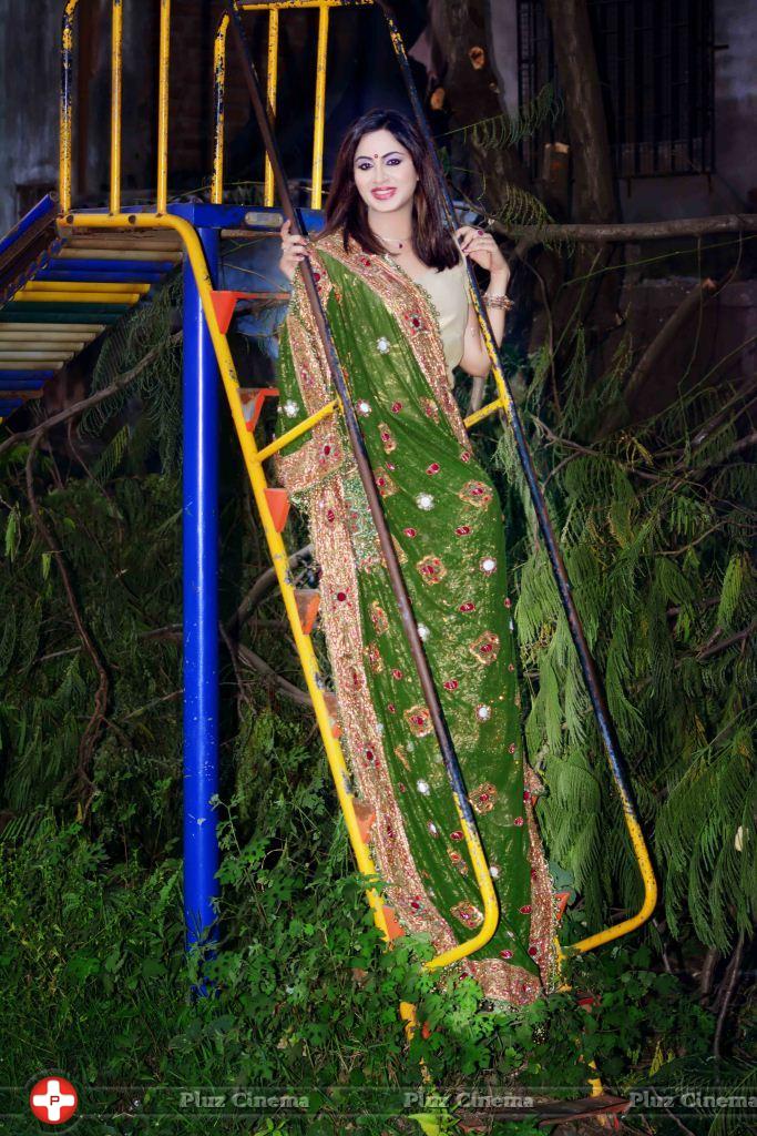 Actress Arshi Khan Outdoor Shoot in Mumbai Photos | Picture 1149563
