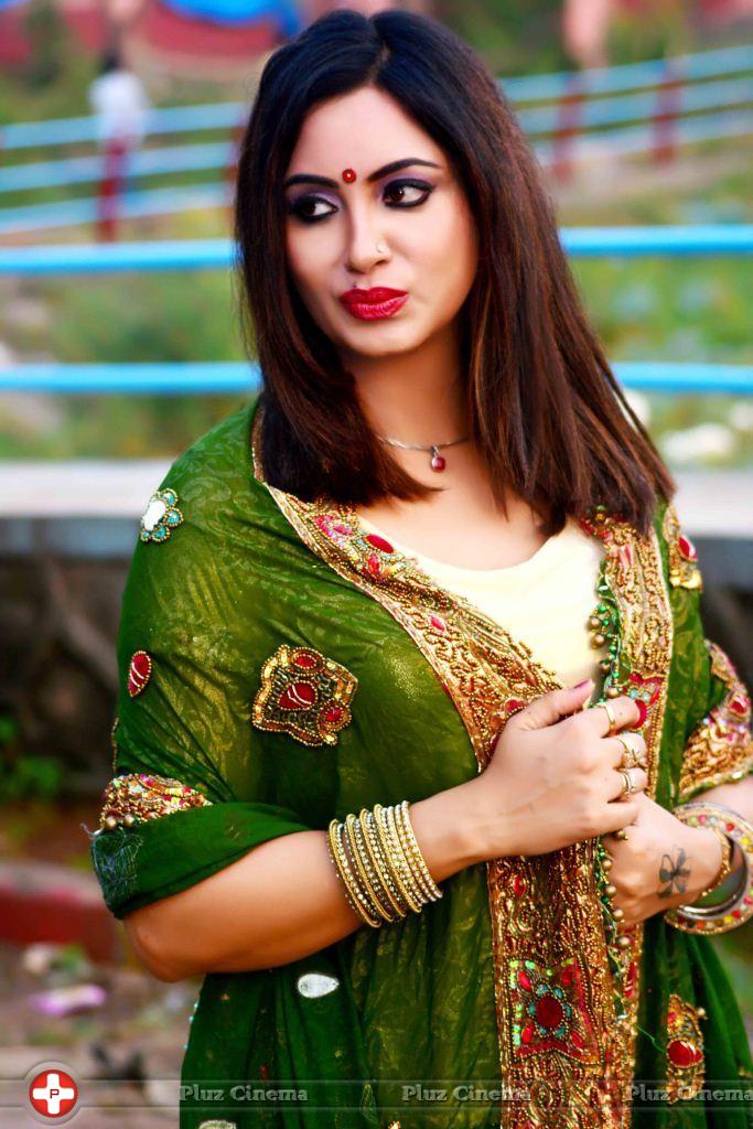 Actress Arshi Khan Outdoor Shoot in Mumbai Photos | Picture 1149567