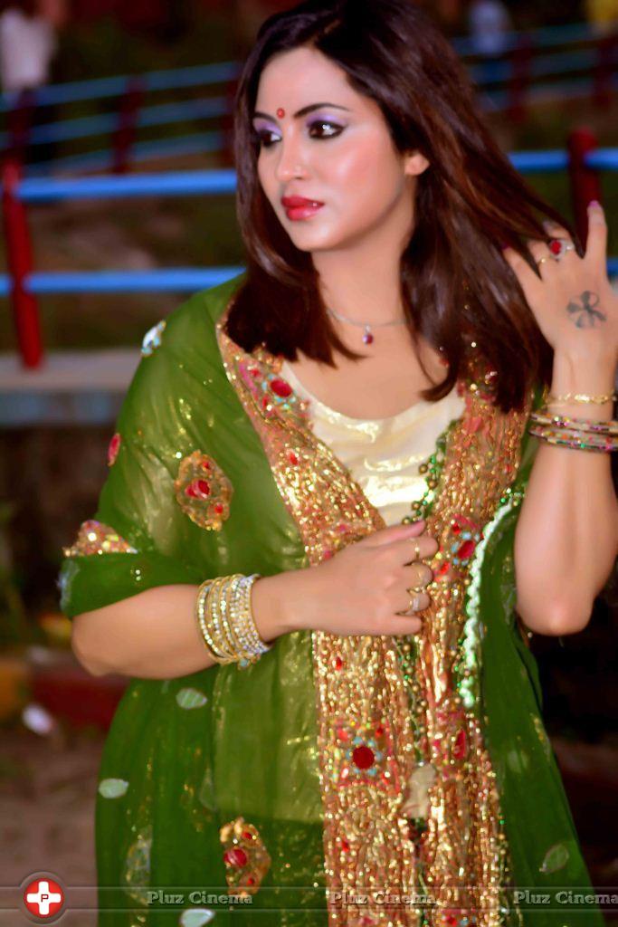 Actress Arshi Khan Outdoor Shoot in Mumbai Photos | Picture 1149568