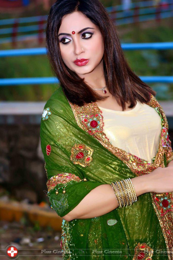 Actress Arshi Khan Outdoor Shoot in Mumbai Photos | Picture 1149569