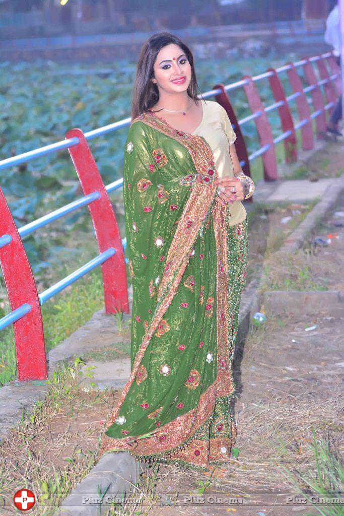 Actress Arshi Khan Outdoor Shoot in Mumbai Photos | Picture 1149575
